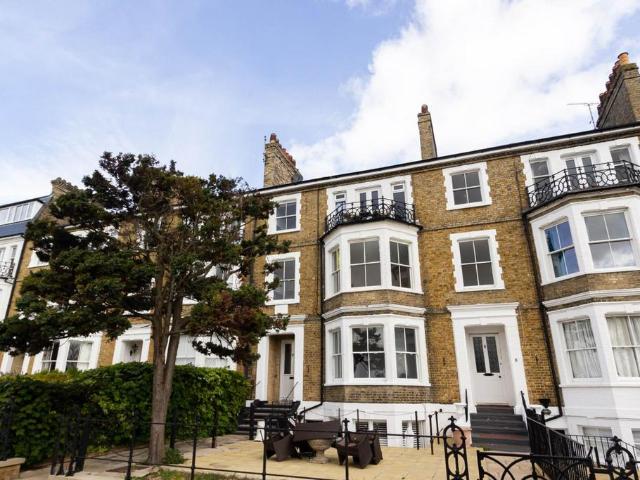 Flat for sale in Alton Barnes, Essex