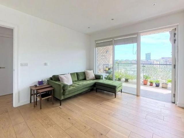 Flat for sale in Stratford Marsh, Greater London