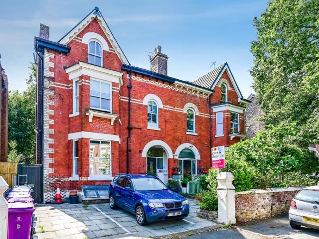 Flat for sale in Calderstones