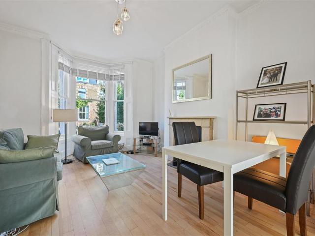 Flat for sale in Shepherd's Bush, Greater London