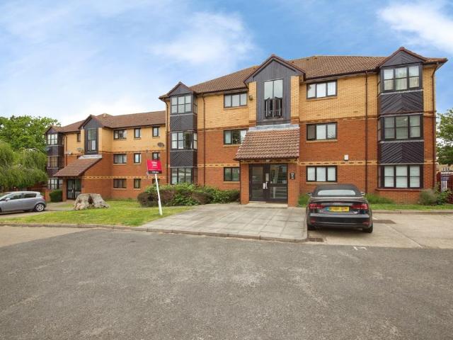 Flat for sale in Bowes, Greater London