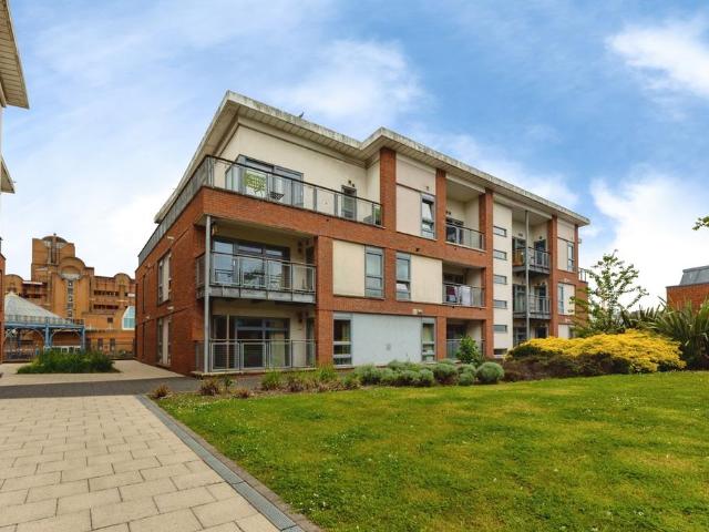 Flat for sale in Broadmead, Feckenham