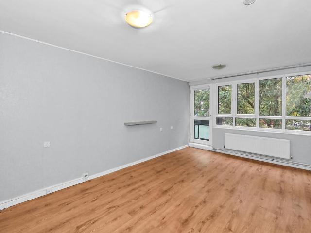 Flat for sale in Ratcliffe, Greater London