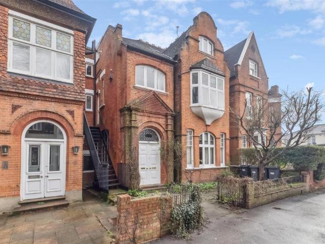 Flat for sale in London Borough of Hounslow, Strand
