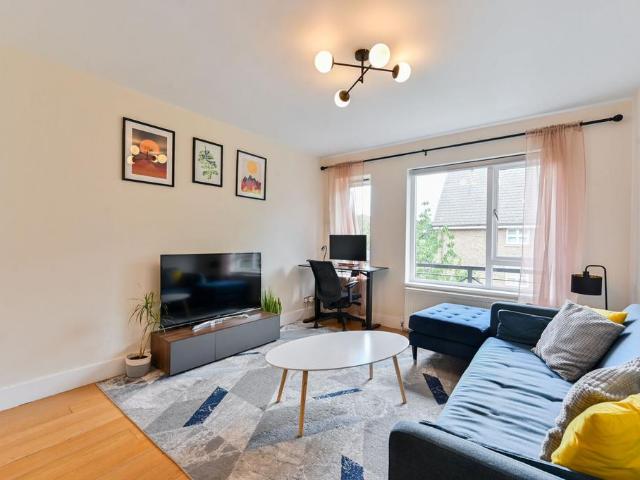Flat for sale in Stockwell Park, Greater London