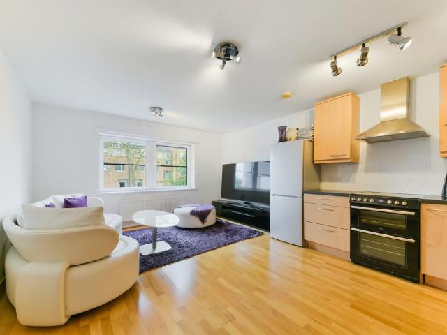 Flat for sale in Southfields, Greater London