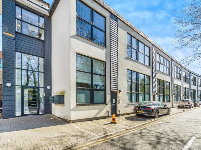 Flat for sale in Hackbridge, Greater London