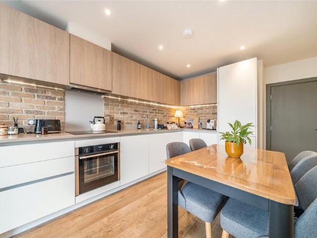 Flat for sale in Bromley-by-Bow, Bow