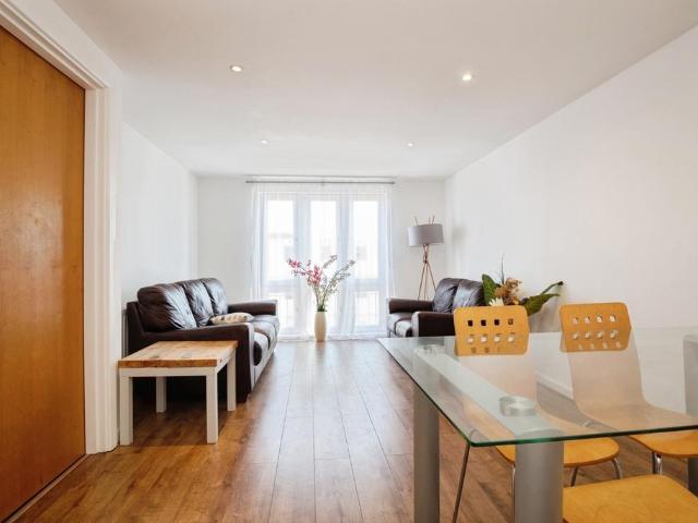 Flat for sale in Cardiff Bay, Falcon Lodge