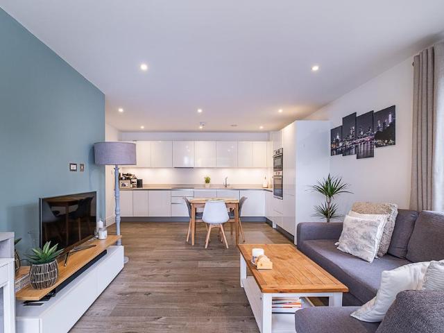 Flat for sale in London Borough of Merton, Raynes Park