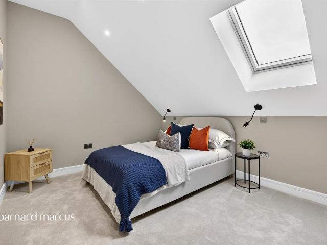 Flat for sale in Streatham, Greater London