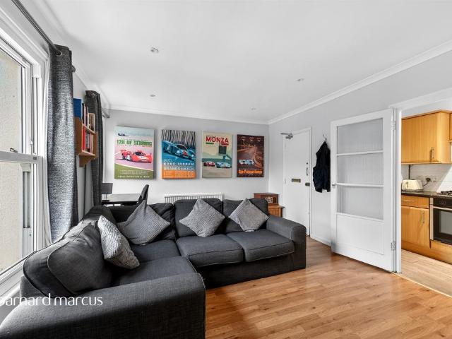 Flat for sale in Tower Hill, Pachesham Park
