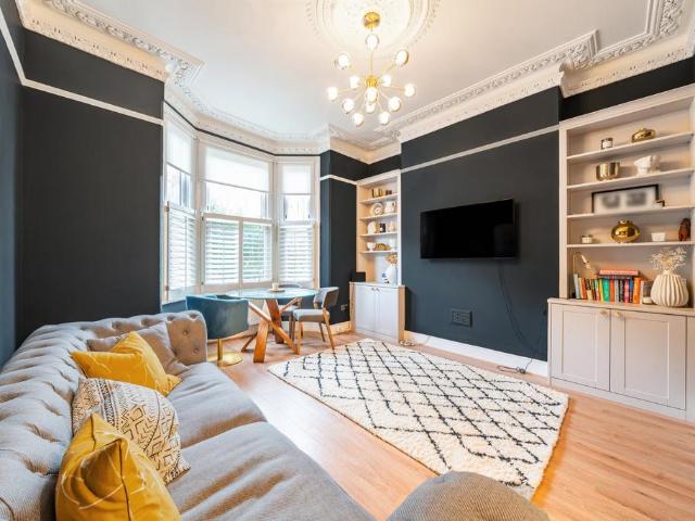 Flat for sale in Streatham Hill, Greater London