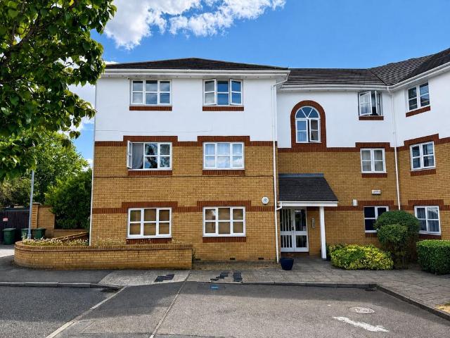 Flat for sale in Grays, Essex