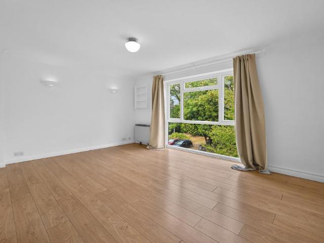 Flat for sale in London Borough of Merton, Raynes Park