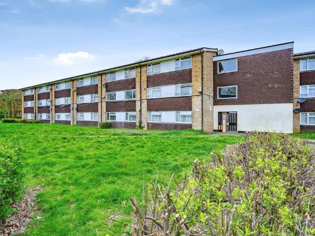 Flat for sale in Grovehill, Pouchen End