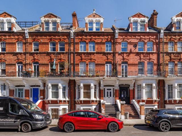 Flat for sale in West Kensington, Greater London