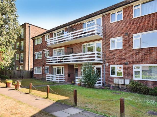 Flat for sale in Surbiton, Greater London
