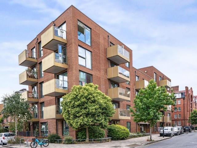 Flat for sale in Camberwell, Greater London
