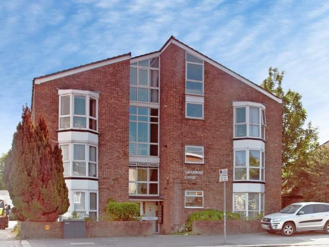 Flat for sale in London Borough of Croydon, Waddon