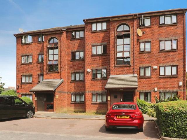 Flat for sale in London Borough of Ealing, Greater London