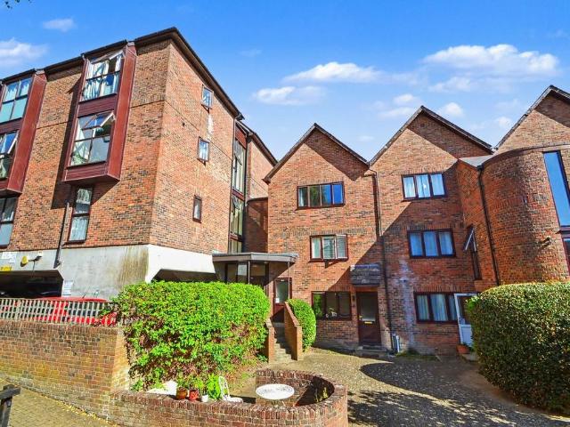 Flat for sale in Hampshire