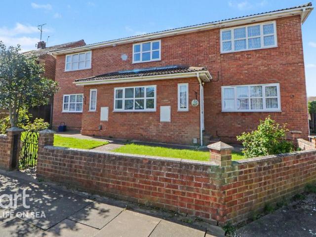 Flat for sale in Alton Barnes, Essex