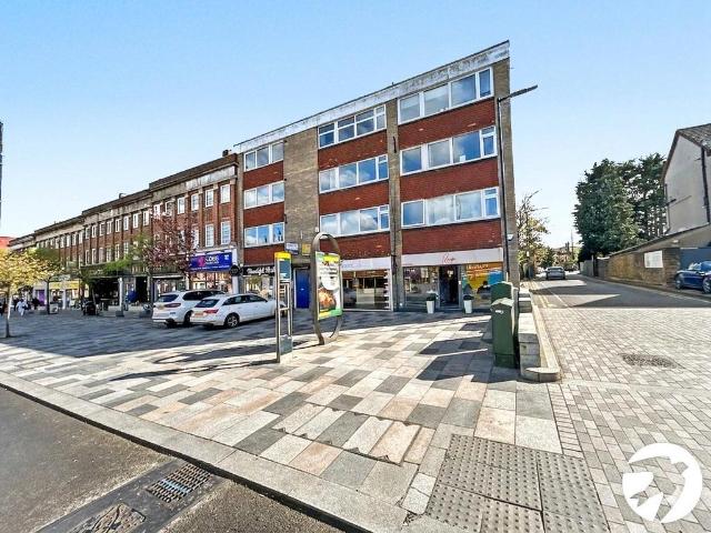 Flat for sale in Longlands, Greater London
