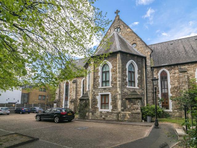 Flat for sale in Upper Edmonton, Greater London