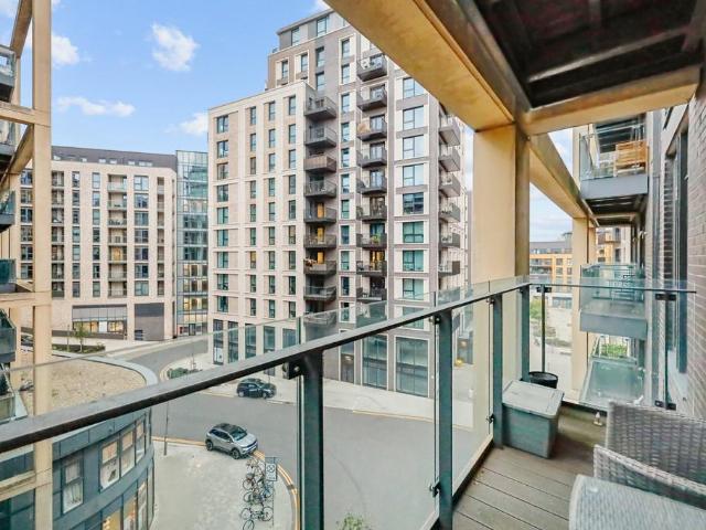 Flat for sale in Wandsworth, Greater London