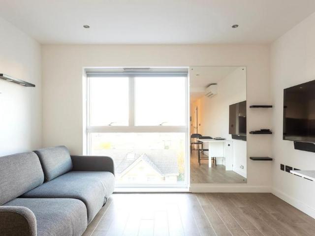 Flat for sale in Stockwell, Greater London
