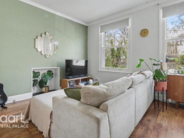 Flat for sale in London Borough of Croydon, Upper Norwood