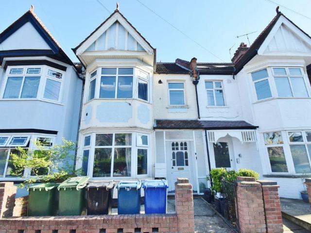Flat for sale in Lane, Greater London