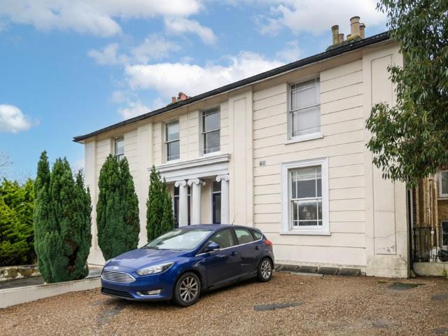 Flat for sale in Red Hill, Surrey