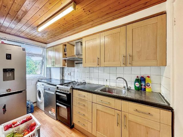 Flat for sale in London Borough of Croydon, Forestdale