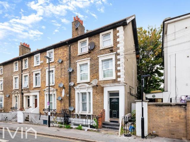 Flat for sale in London Borough of Croydon, Greater London