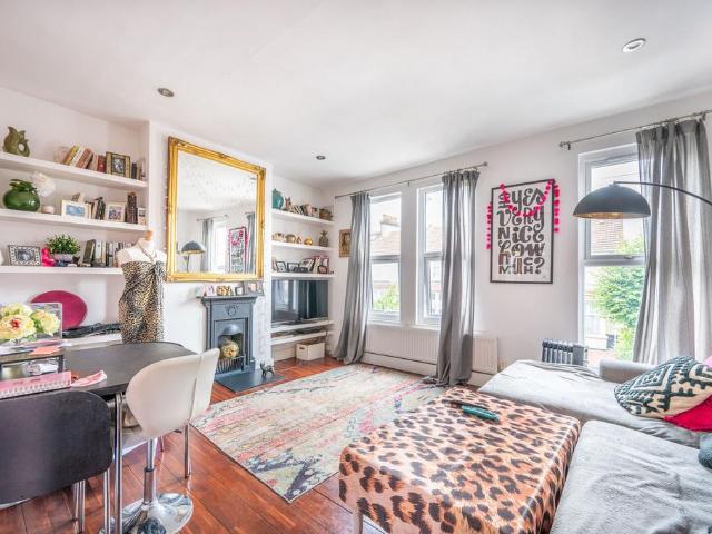 Flat for sale in Harlesden, Greater London