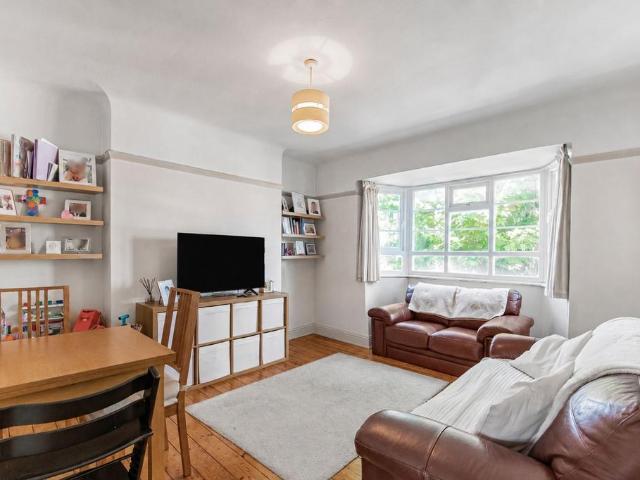 Flat for sale in Summerstown, Greater London