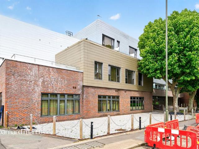 Flat for sale in Kempton Park, Lower Halliford