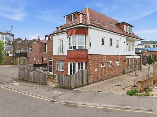 Flat for sale in Chingford, Greater London