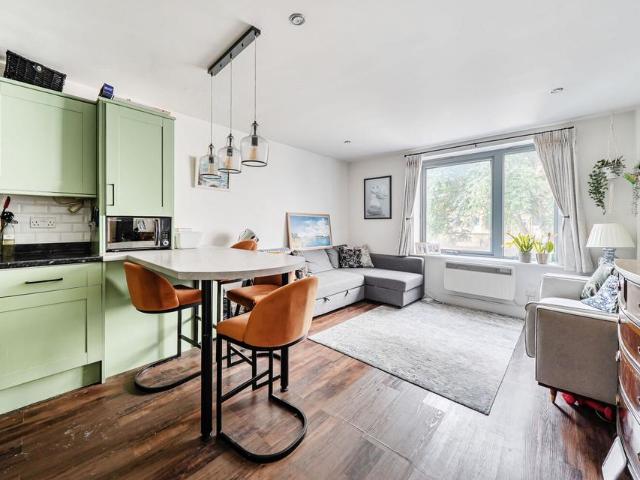 Flat for sale in Clapham, Greater London