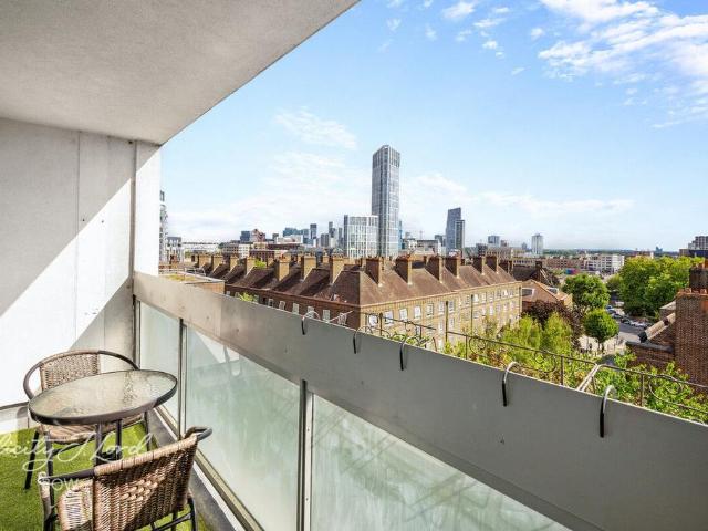 Flat for sale in Bromley-by-Bow, Bow
