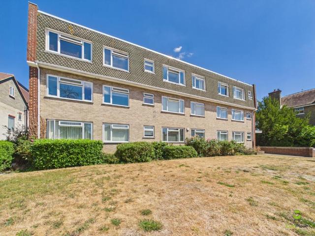 Flat for sale in New Eltham, Greater London