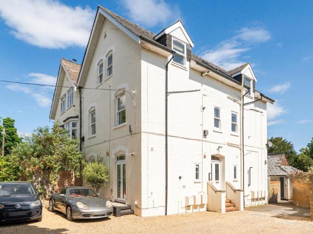 Flat for sale in Strawberry Hill, Greater London