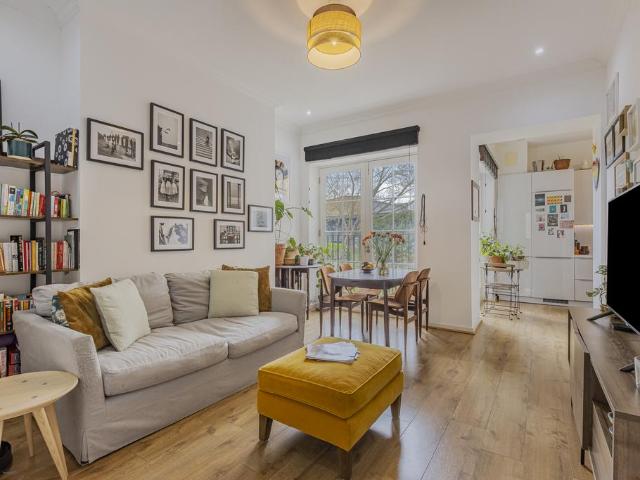 Flat for sale in Stockwell, Greater London
