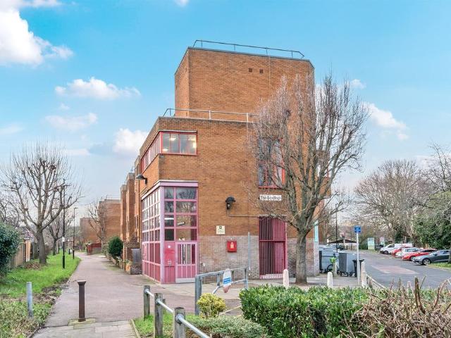 Flat for sale in Harringay, Greater London