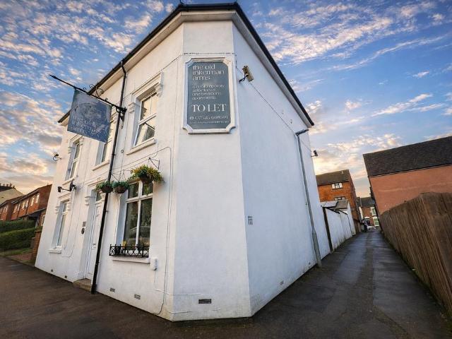Flat for sale in Spring Park, Luton
