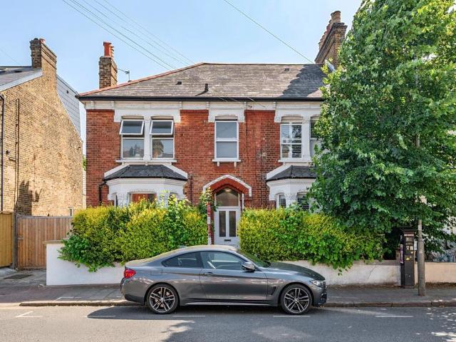 Flat for sale in Furzedown, Greater London