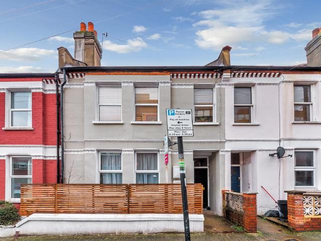 Flat for sale in London Borough of Wandsworth, Greater London