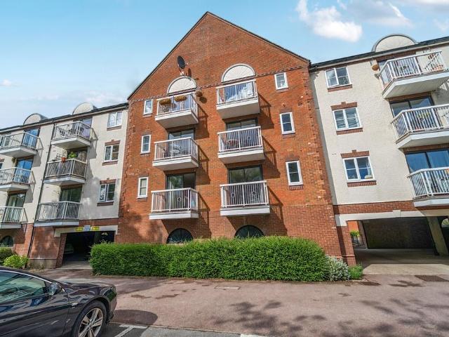 Flat for sale in Bolton Low Houses, Hampshire